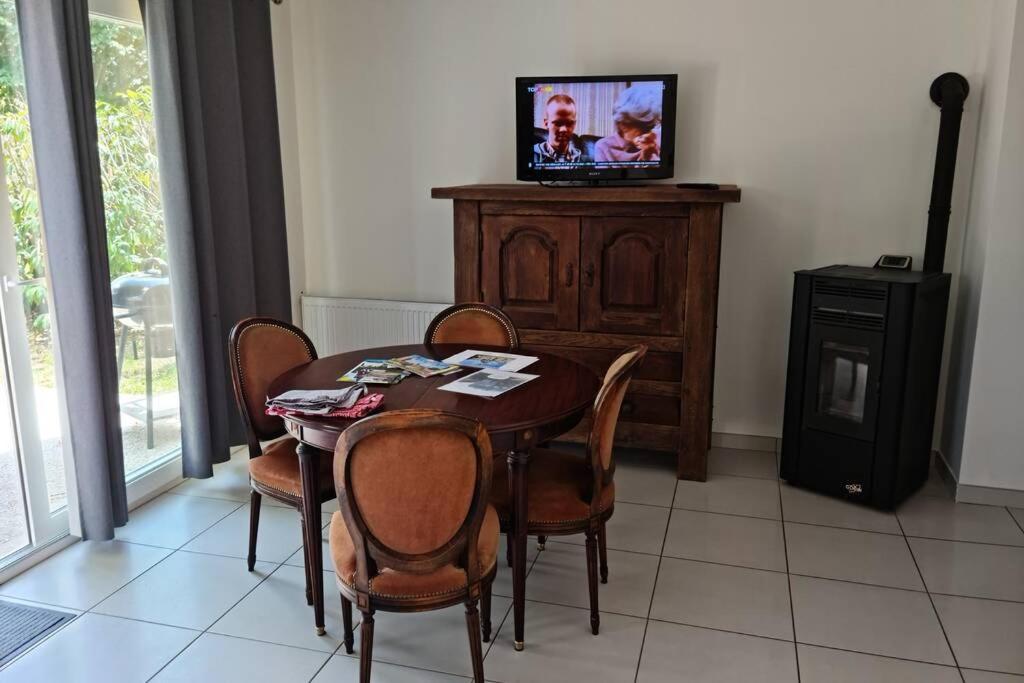 Maison Centre De Bellegarde Avec Jardin Et Terrasse Equipee D'Un Salon De Jardin Et D'Un Barbecue Cuisine Equipee 3 Chambres Avec 2 Lits Double 140X190 Et 2 Lits Simple Chauffage Poele A Granules Parking Gratuit Devant La Maison Bellegarde-du-Loiret Kültér fotó
